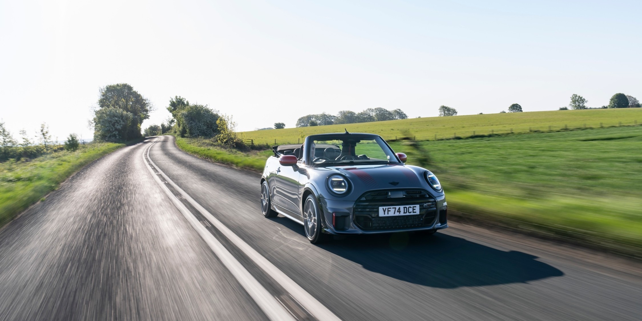 MINI John Cooper Works a circular na estrada.